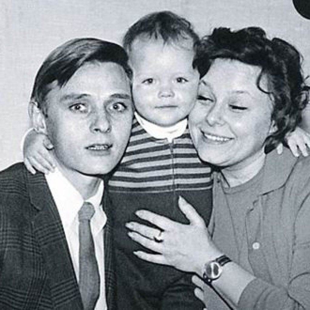 Дарья Повереннова с родителями