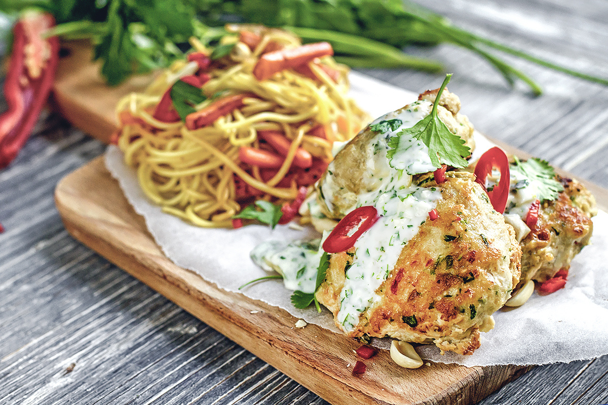 Фишкейки из трески с йогуртовым соусом и яичной лапшой