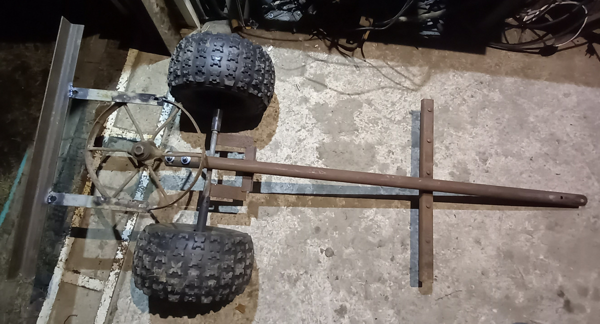 Резать болгаркой пришлось только трубу 50 мм, чтобы сделать крепёжную скобу.