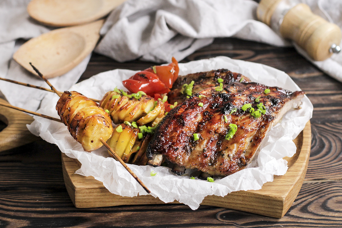 Свиные ребра с картофелем спиралью и маринованными перцами