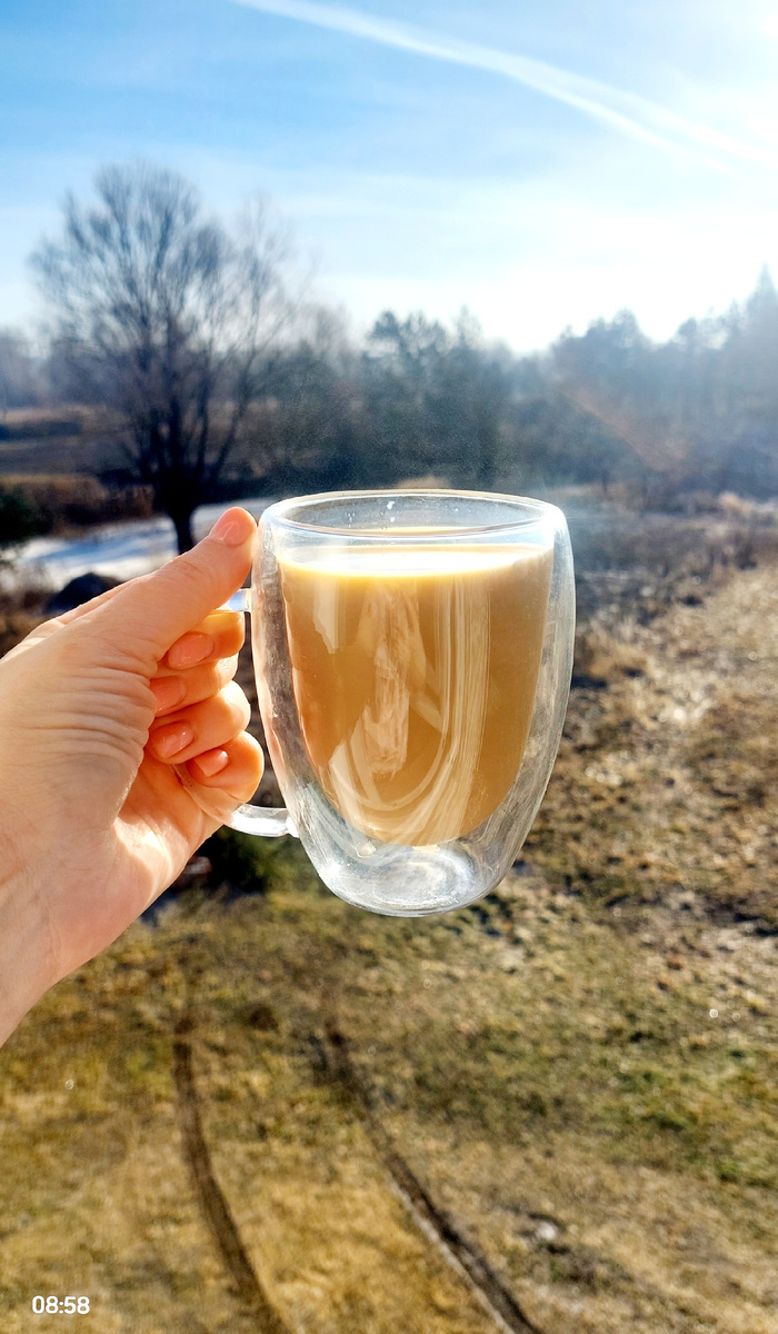 Хозяйка пьёт утренний кофе и набирает текст