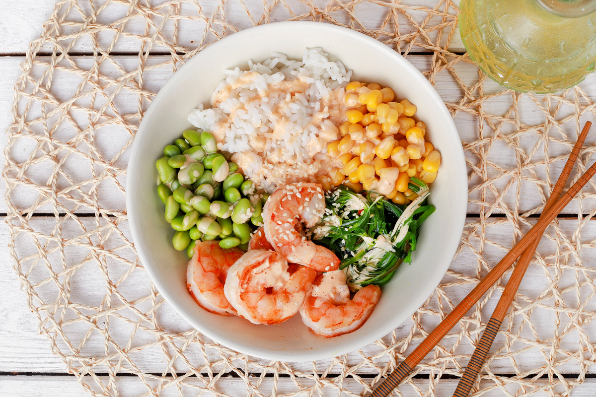 Поке с креветками с соусом майо, салатом чука и эдамаме