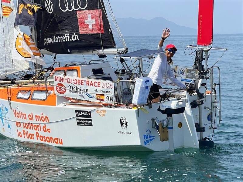 Пилар Пасанау (#98 PETER PUNK / ESP) в пути и впервые имеет все необходимое для успешного выступления: запасной спинакер, потерянный в предыдущем заезде, новый флюгер Hydrovane и чувствует себя здоровой и счастливой после пищевой аллергии на первом этапе