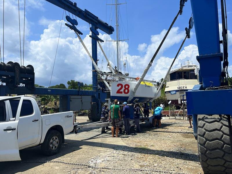 После одного фальстарта и двух модифицированных трейлеров первый ALMA Globe 580 загружается в пристани Шелтер-Бэй на атлантическом побережье 