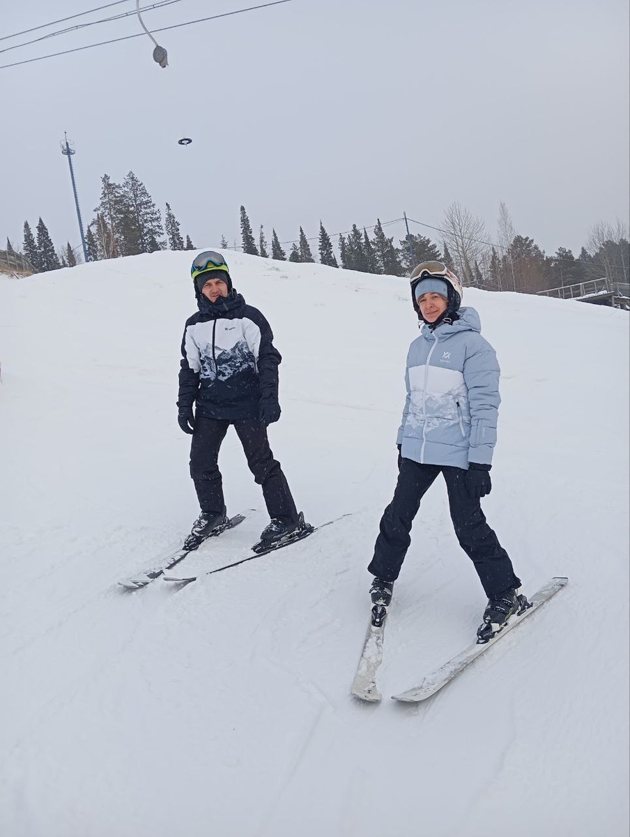 У них костюмы парные, моя школа. 🤣Ну чем не Куршавель? Куршавель, значит, знаю, а Тобольск нет. Реклама, значит, слабая. 