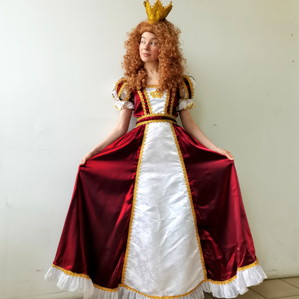 Эта девочка помогает мне сейчас, изучает товар. Пока не могу её бросить одну.