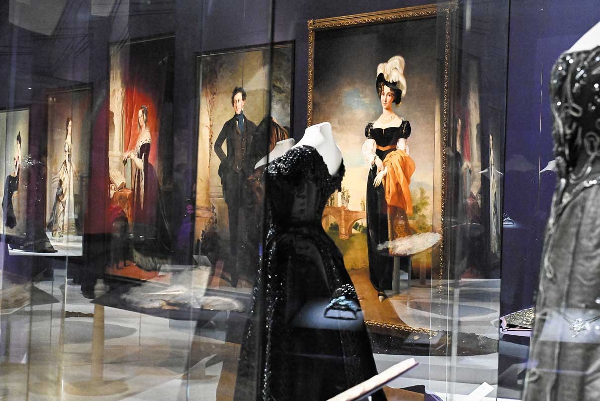 В экспозиции костюмы и портреты ведут безмолвный диалог со зрителями