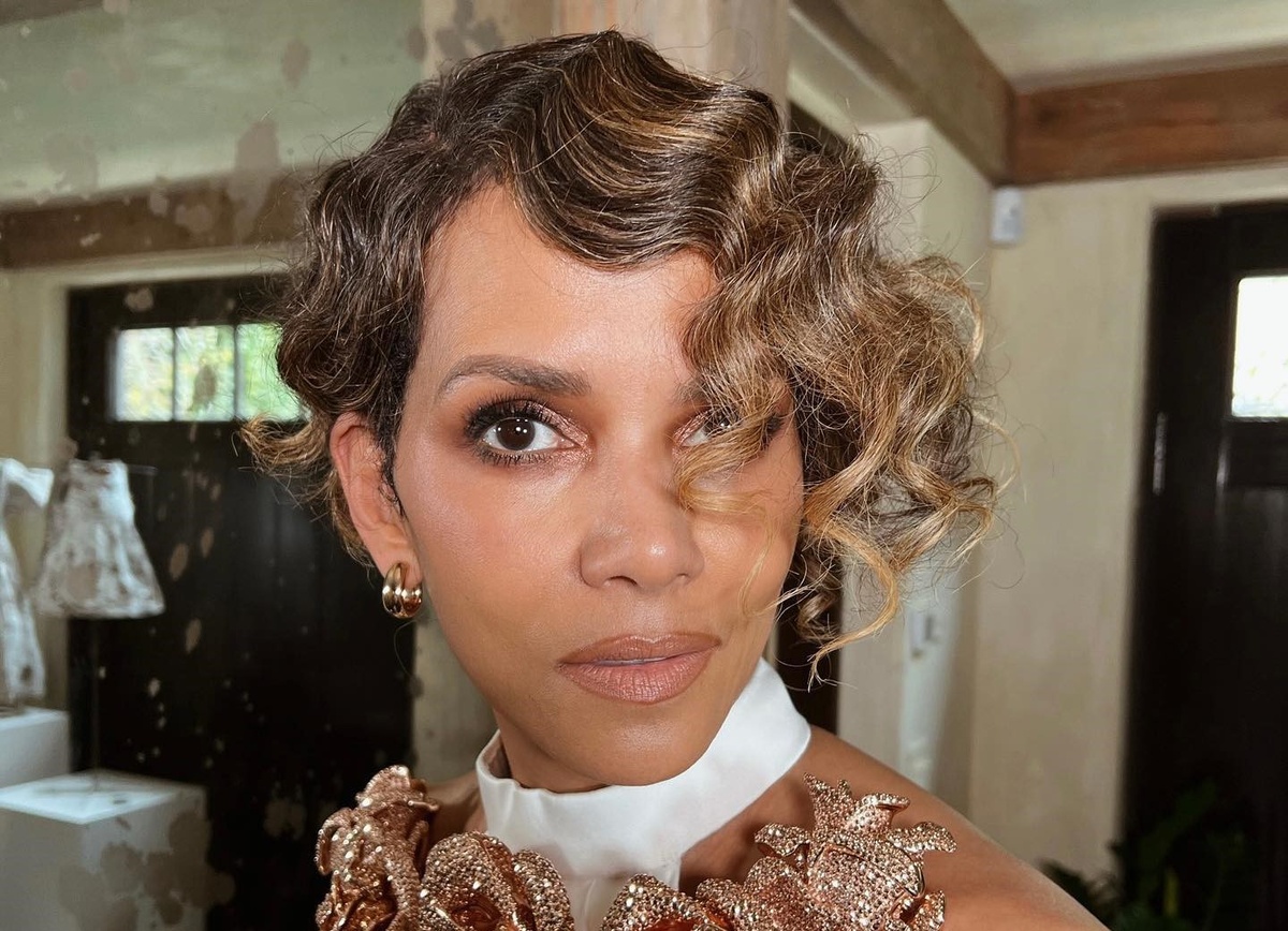 В почти 60 лет Холли Берри сохранила и гладкую кожу, и шикарную фигуру