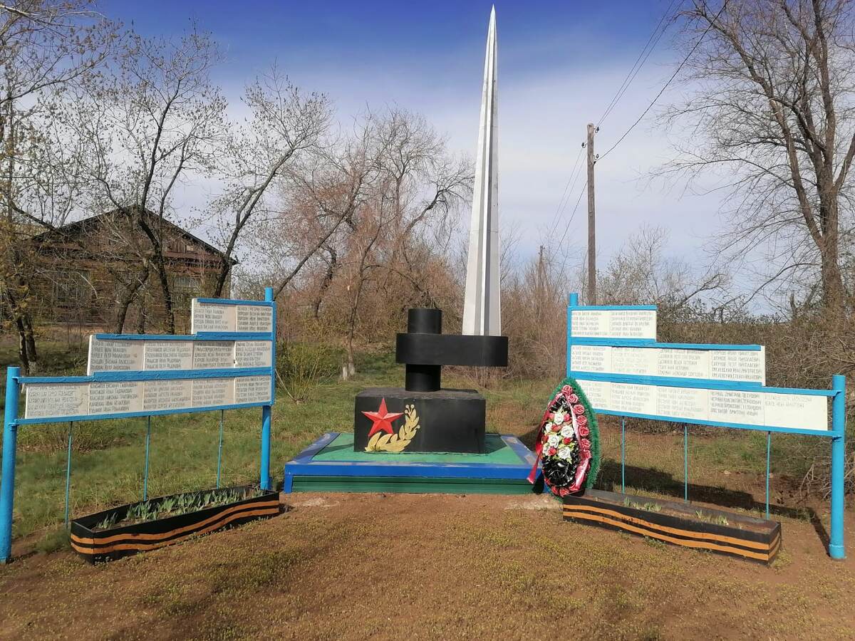 Обелиск павшим жителям села Ключевка. Фото Бугаева Виктора. 