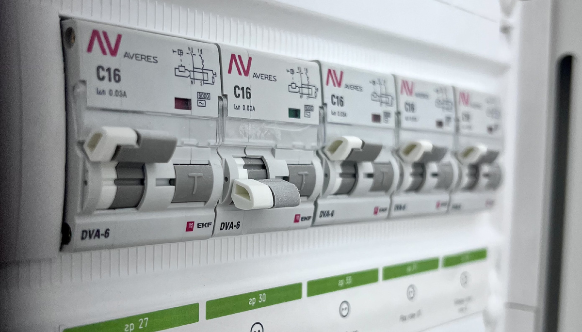 Автоматический выключатель дифференциального тока в электрическом щите (квартира г.Москва)