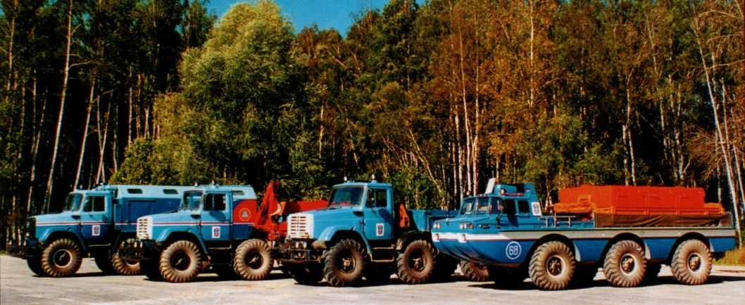 По своей конструкции ЗИЛ-4972 почти полностью повторял «Синюю птицу» (на переднем плане)