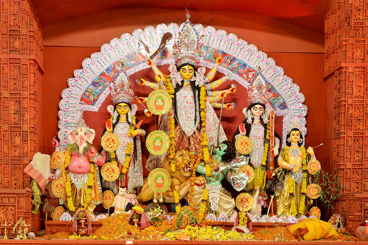 Источник: https://ru.m.wikipedia.org/wiki/Наваратри#/media/Файл%3ADurga_Puja_DS.jpg