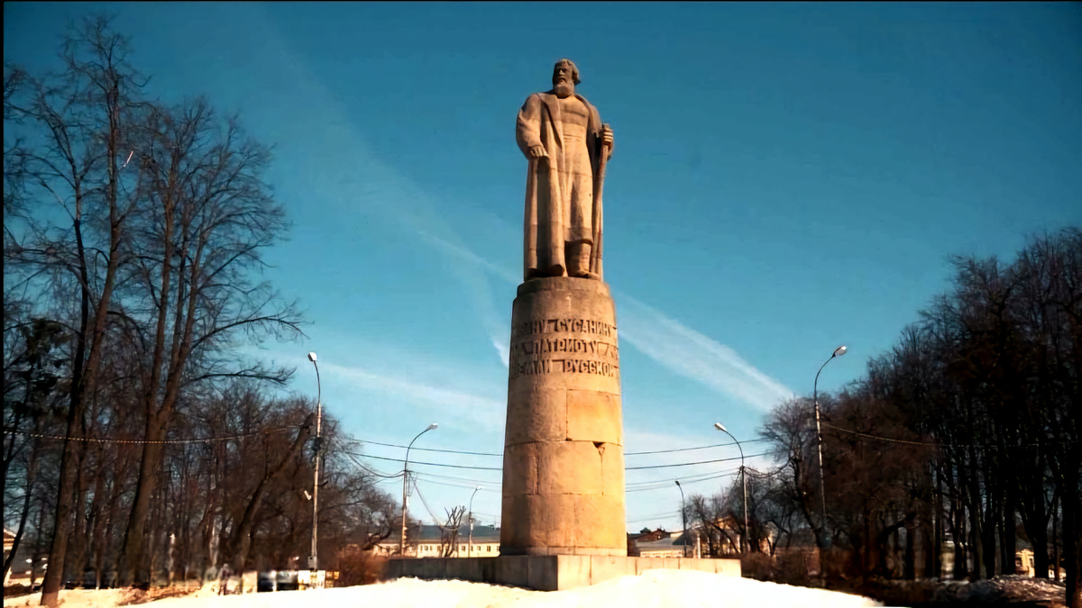 Памятник Ивану Сусанину в Костроме. Открыт в 1967 году, сделан из известняка.