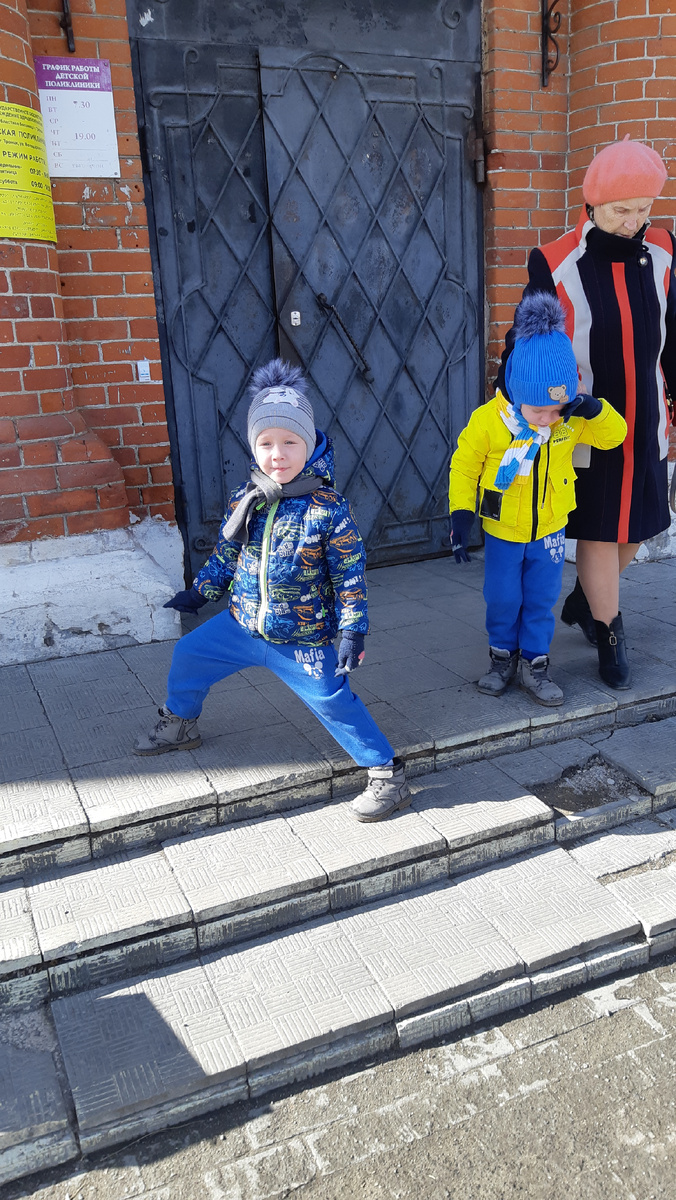 Владик растроился, что больничный закончился и теперь придётся топать в садик, зато Славик-оптимист по жизни.