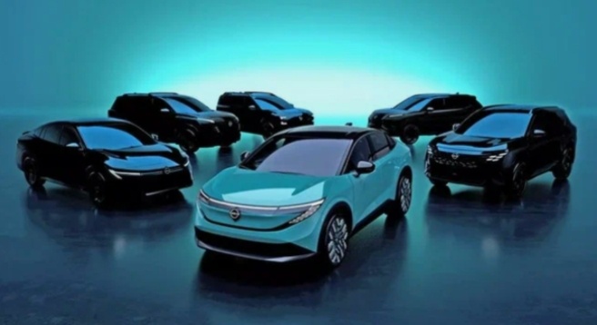 Компания Nissan, которая находится в сложном положении в связи с падением продаж и финансовыми трудностями, анонсировала ряд новых моделей, которые должны дебютировать до 2027 года, включая новые поколения Leaf, Juke и Micra. Подробности пресс-служба бренда опубликовала на сайте компании 26 марта.Электрический Nissan Leaf третьего поколения будет представлен в 2025 году. Он станет кроссовером и разделит модульную платформу CMF-EV с моделью Ariya. Автомобилю обещаны 19-дюймовые диски, панорамная крыша и значительное увеличения запаса хода по сравнению с моделью прошлого поколения.В этом же году компания намерена презентовать модель, с которой возродит имя Micra, — ситикар также получит полностью электрическую силовую установку, будет унифицирован с Renault R5 и сможет проезжать до 400 км на одной зарядке. Он разработан европейским дизайн-центром Nissan в Лондоне и будет предлагаться исключительно для европейских клиентов.На электротягу переведут и Nissan Juke третьего поколения. На европейском рынке в конце 2025-го представят обновленный Qashqai — он станет первой моделью марки с модернизированной гибридной системой e-Power.