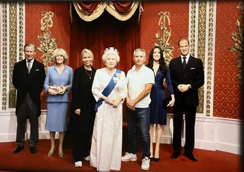 С королевой семьёй только профессиональные фотографы музея имеют право фотографировать. 