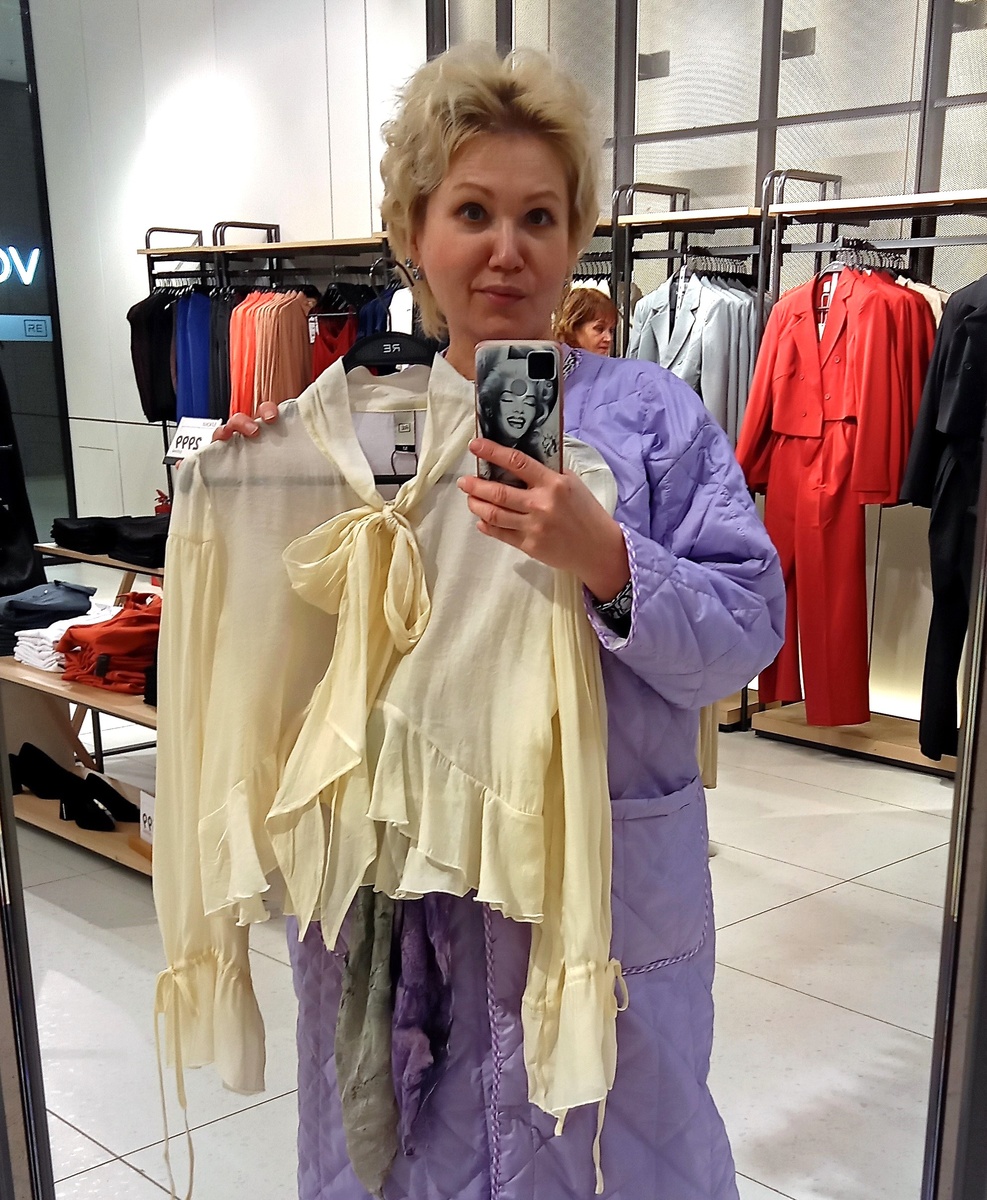 Любимый когда-то Reserved, а нынче - китайский RE - все равно порадовал блузами с бантом.