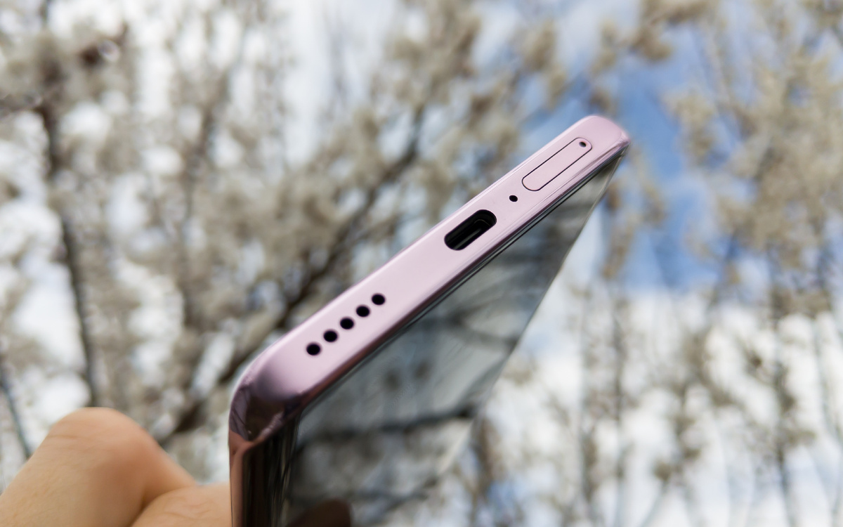 Снизу: динамик, USB-C порт, микрофон и слот для SIM-карт