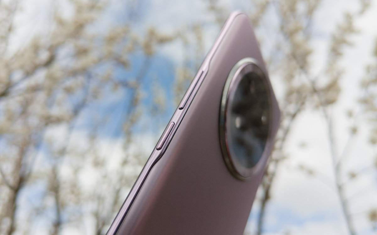 Клавиши громкости и кнопка питания на правой грани