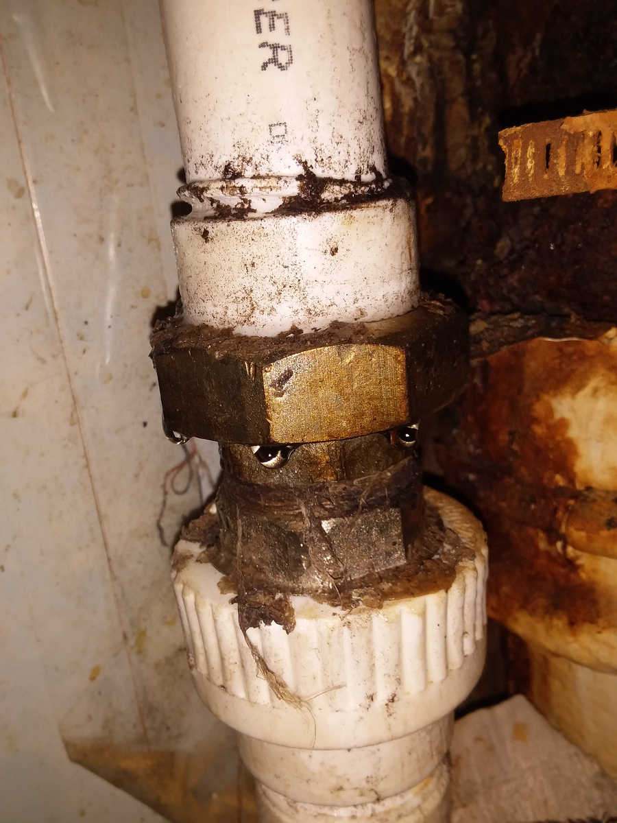 Новая пластиковая труба то абсолютно сухая, то довольно активно подтекает из неё. Если кто-то знает почему, пожалуйста, напишите