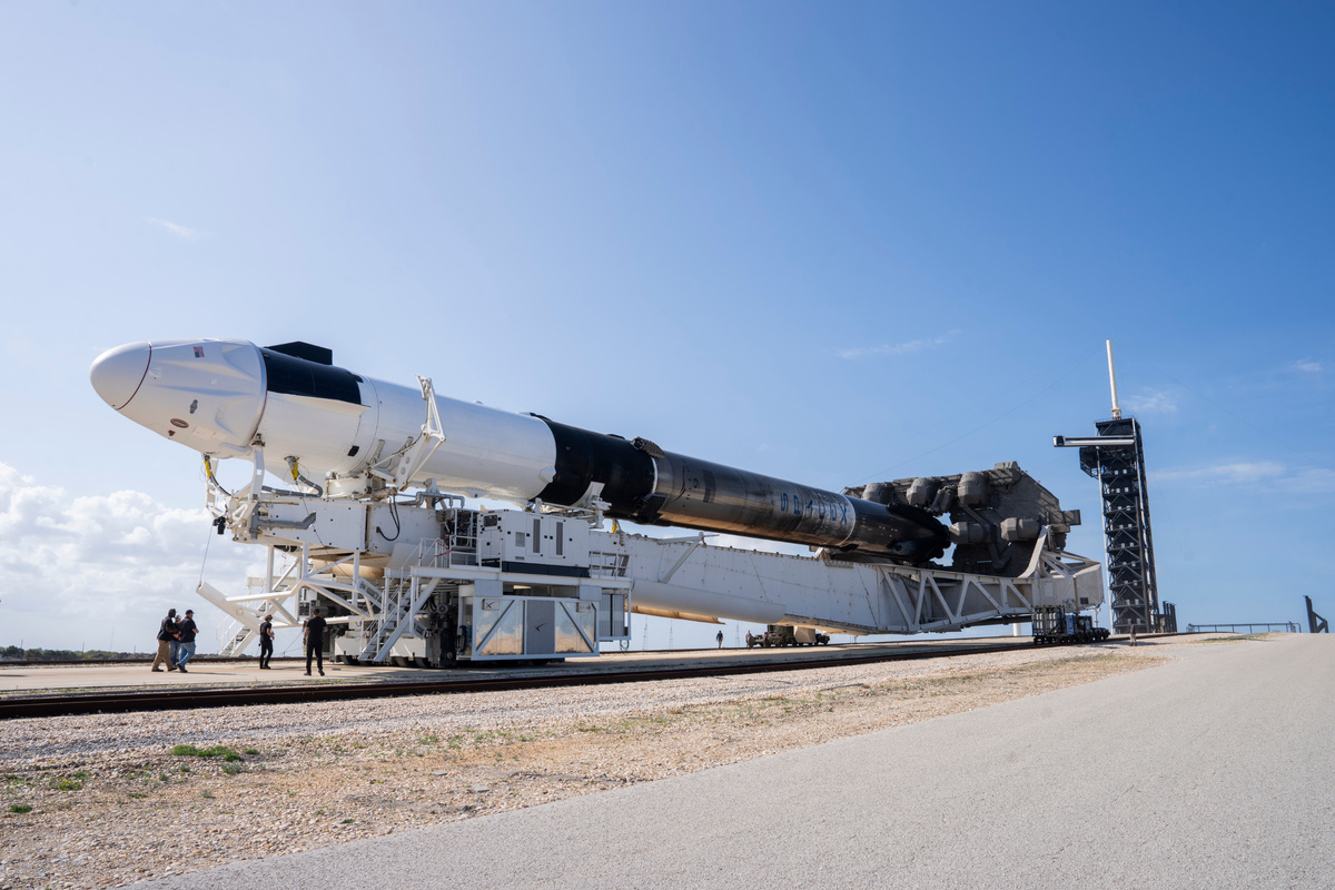 Ракета-носитель Falcon 9 с космическим кораблём Crew Dragon для полёта Fram2 во время транспортировки к стартовому комплексу. Credit: SpaceX.