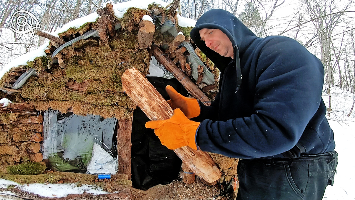 Делаю дверной косяк в Зеленой Хижине Татьяны Гордеевой. © Гордеевы