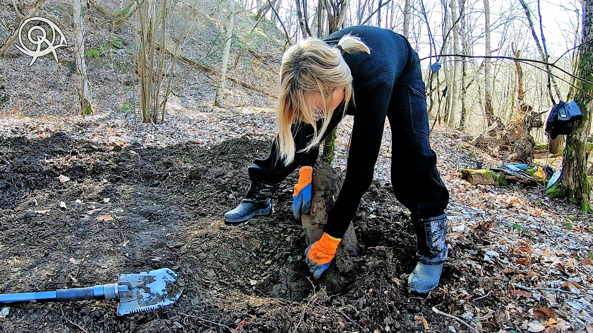 Татьяна Гордеева выворачивает крупный камень, пока готовит площадку под хижину-полуземлянку. © Гордеевы