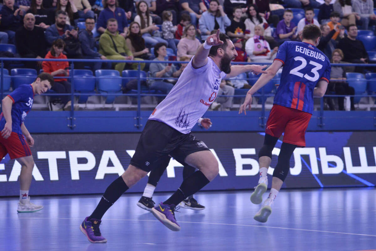    Александр Ермаков празднует один из пяти своих голов