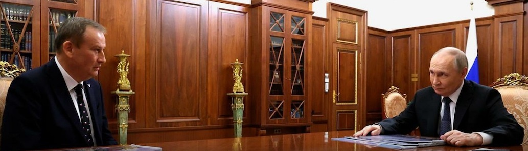 Президент России В. Путин беседут с губернатором Ленобласти А. Дрозденко. Как бы приглядывается к главе региона. 