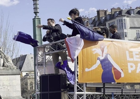    «Мы не будем умирать за Украину». В Париже состоялась акция протеста против поставок оружия Киеву