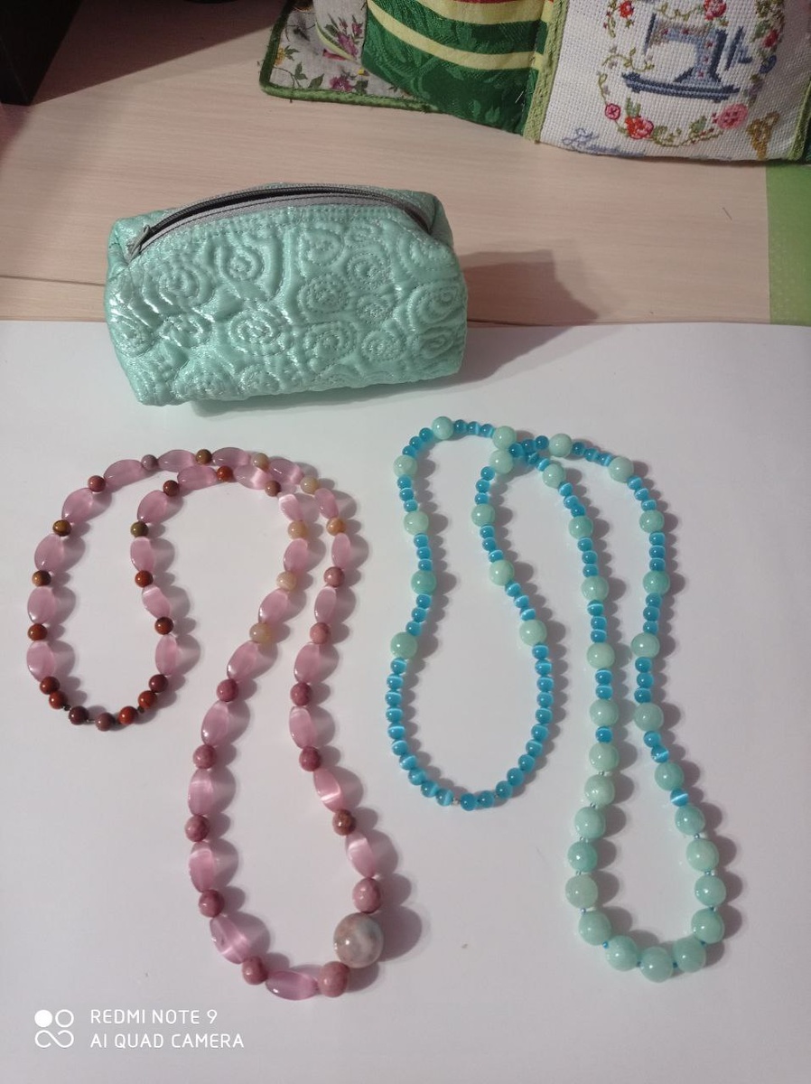 Эти два украшения собраны на ювелирный тросик достаточно хорошей длины. Здесь камни кошачего глаза, нефрит, яшма, агат. Украшения подарены и осталось только фото. 