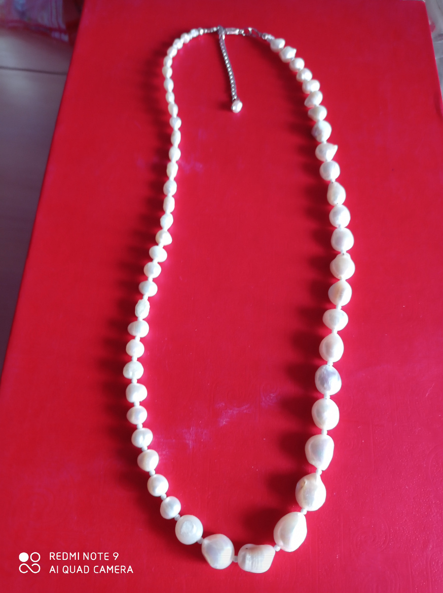 Речной и барочный жемчуг очень удачно дополнили друг друга. В этом украшении старалась применить асимметрию. 