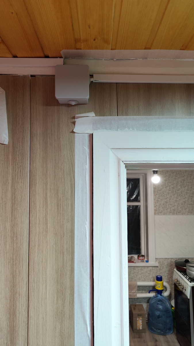 Малярный скотч не снимаем, нужен ещё слой