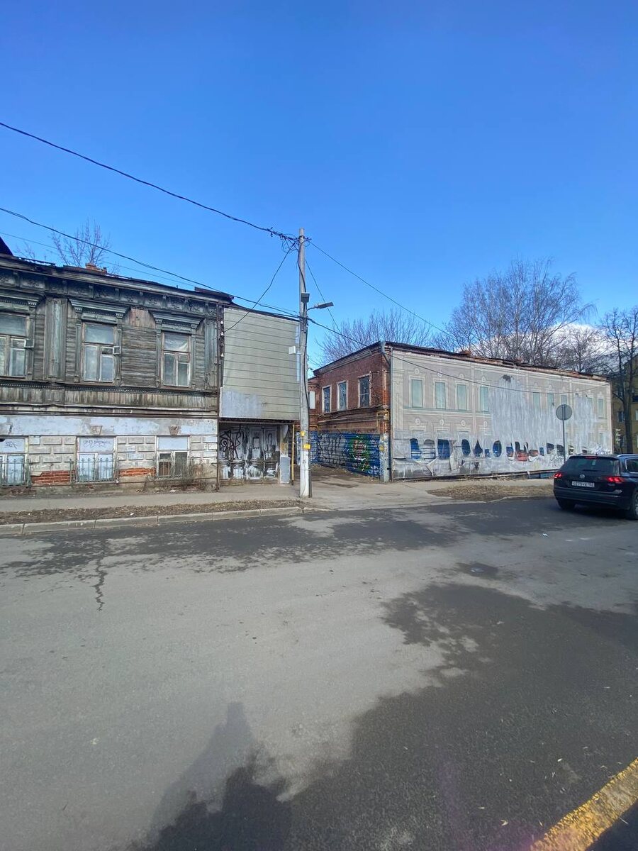 Произведение Синего Карандаша появилось в 2019 году, сейчас его уже нет - буквы вырезаны из фальшфасада... Получился новый стрит-арт. Во двор мы зайдем через проход между домами 16 и 18 со стороны Холодного переулка. 