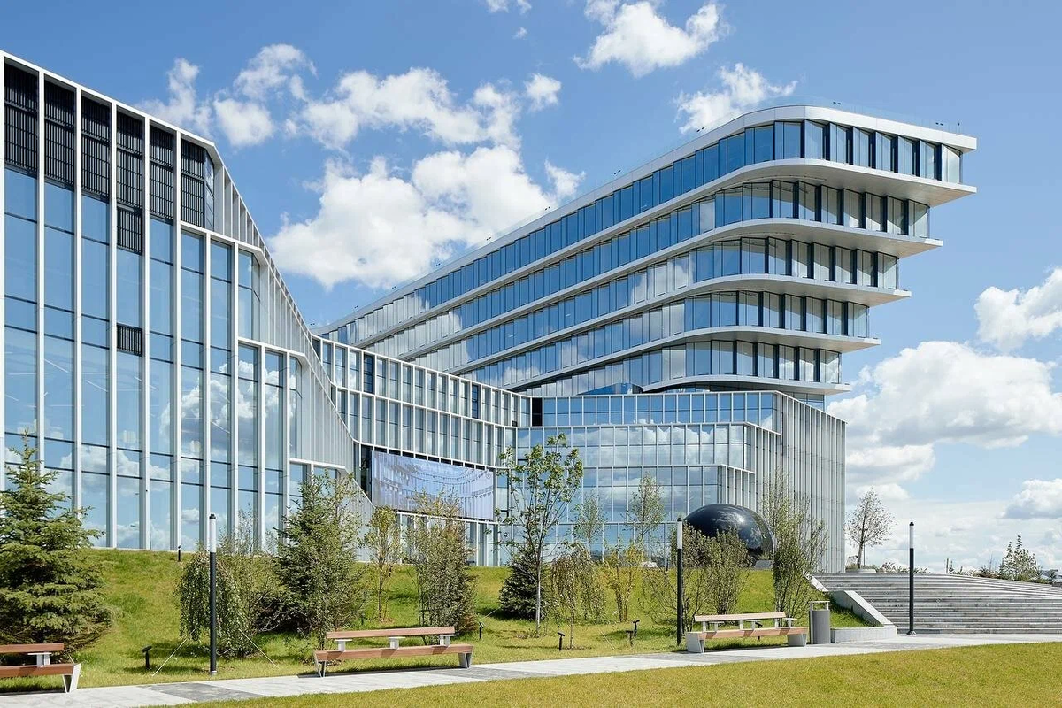 Вид кластера снаружи. У главного входа находится арт-объект «Unlimited»
Композиция арт-объекта состоит из двух полусфер с узким проходом, отделанным зеркальными панелями со встроенным светильником. Проходя сквозь объект, гость попадает в бесконечный коридор отражений - этот эффект символизирует бескрайние возможности человека в науке и творчестве, новые открытия и изобретения.
Автор арт-объекта - скульптор Григорий Орехов.