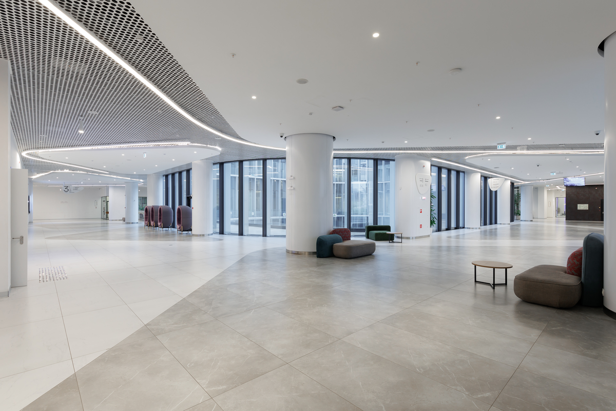 На фото только часть фойе одного из трех этажей. Здесь есть все возможножности для обширной экспозиции