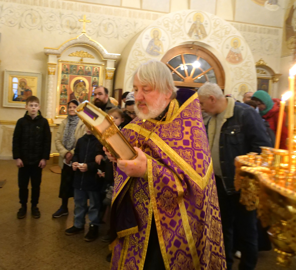 НЕсет Евангелие в Алтарь
