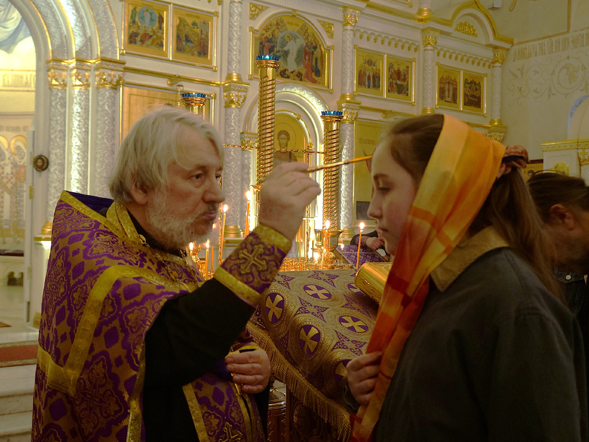 Отец Александра помазывает мою дочку Манечку. только недавно вроде бы ей исполнилось семь лет, и я привела ее к нему на первую исповедь.