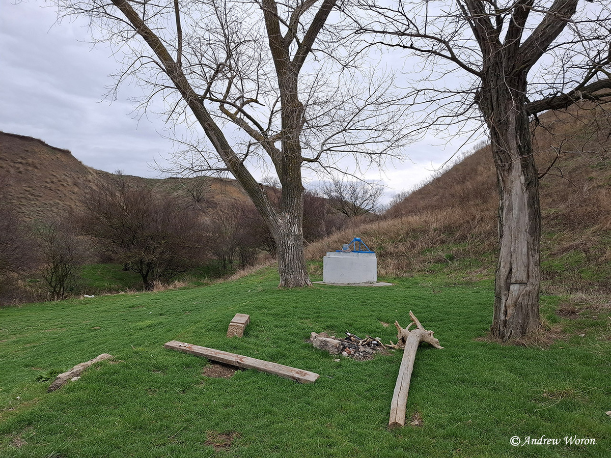 Колодец на полянке, в устье оврага