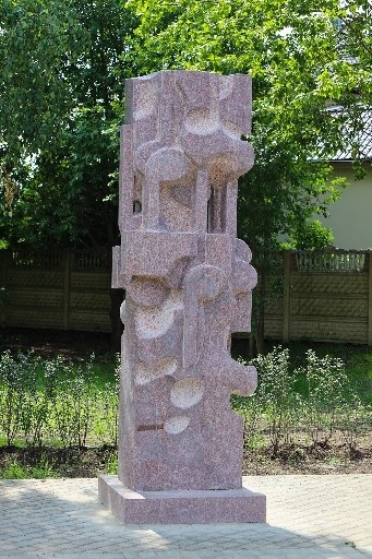 На илл.: Музыка, застывшая в камне. Скульптор Н. Корлыханов.