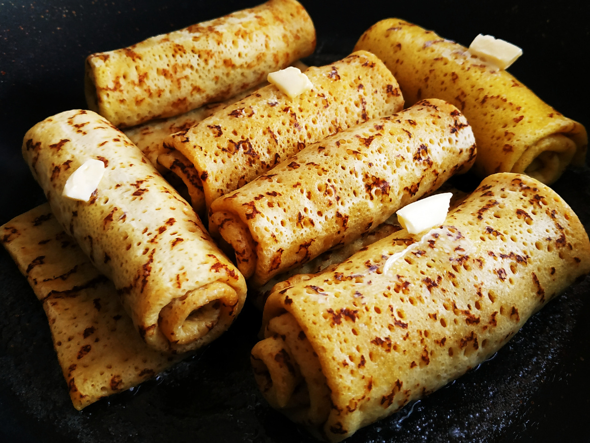 Мои блинчики с маслом на сковородке. Фото автора. 