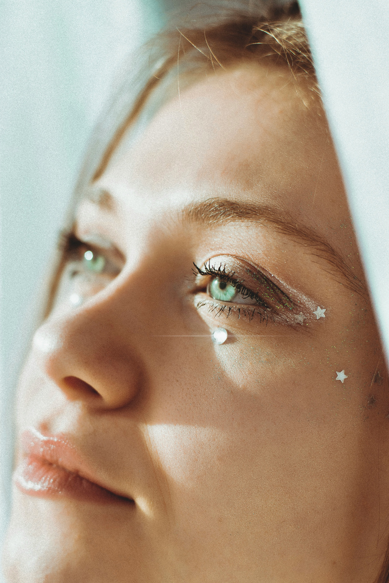 стразы на веки тоже клеят с помощью клея