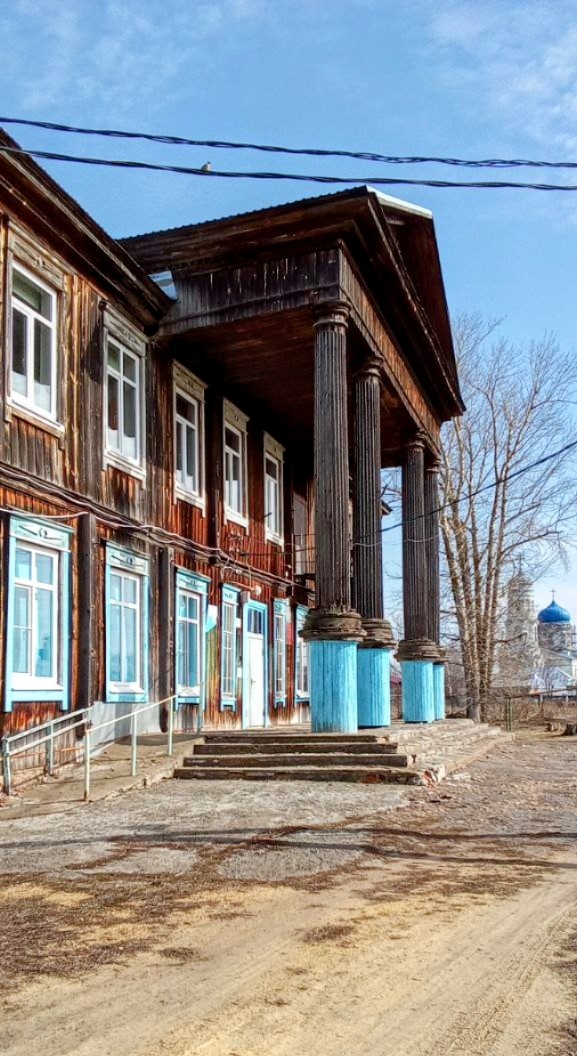 Здание школы с деревянными колоннами... 💓