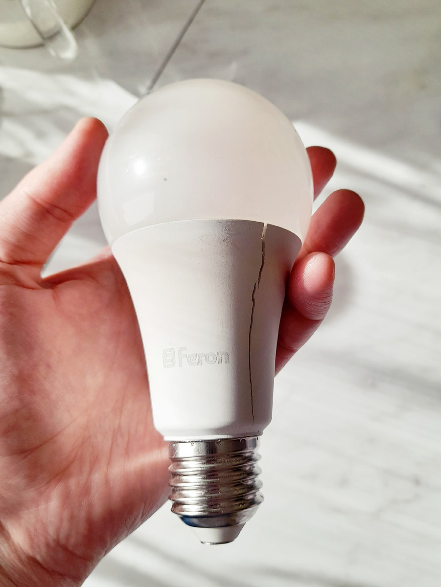 Светодиодная лампочка Feron E27 25W
