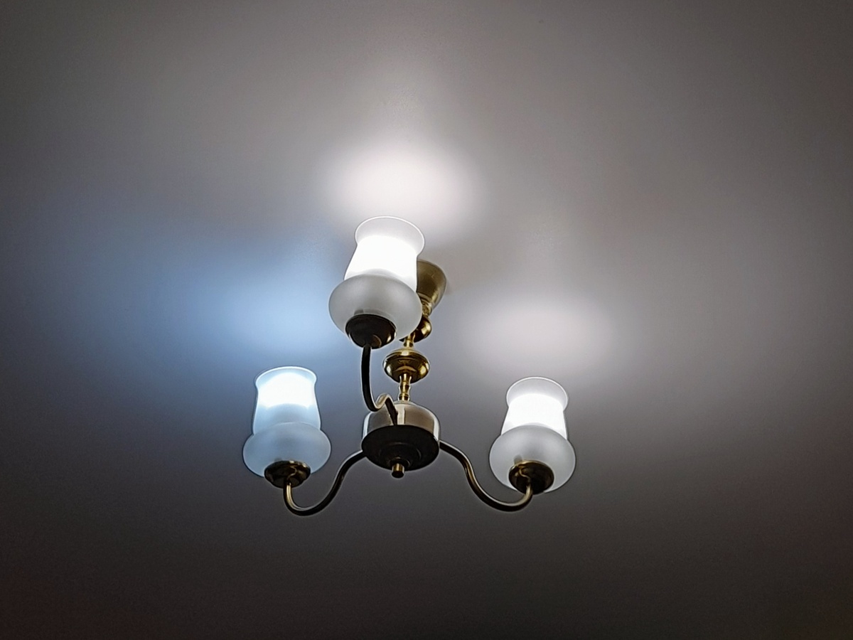 Что было до: люстра с лампочкой Feron E27 25W 6400K (холодный свет слева) и двумя лампочками другой марки E27 10W 4000K (нейтральный слегка теплый свет в центре и справа)