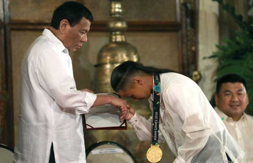 Какой-то скейтер-чепион делает мано по президенту Дуэрте