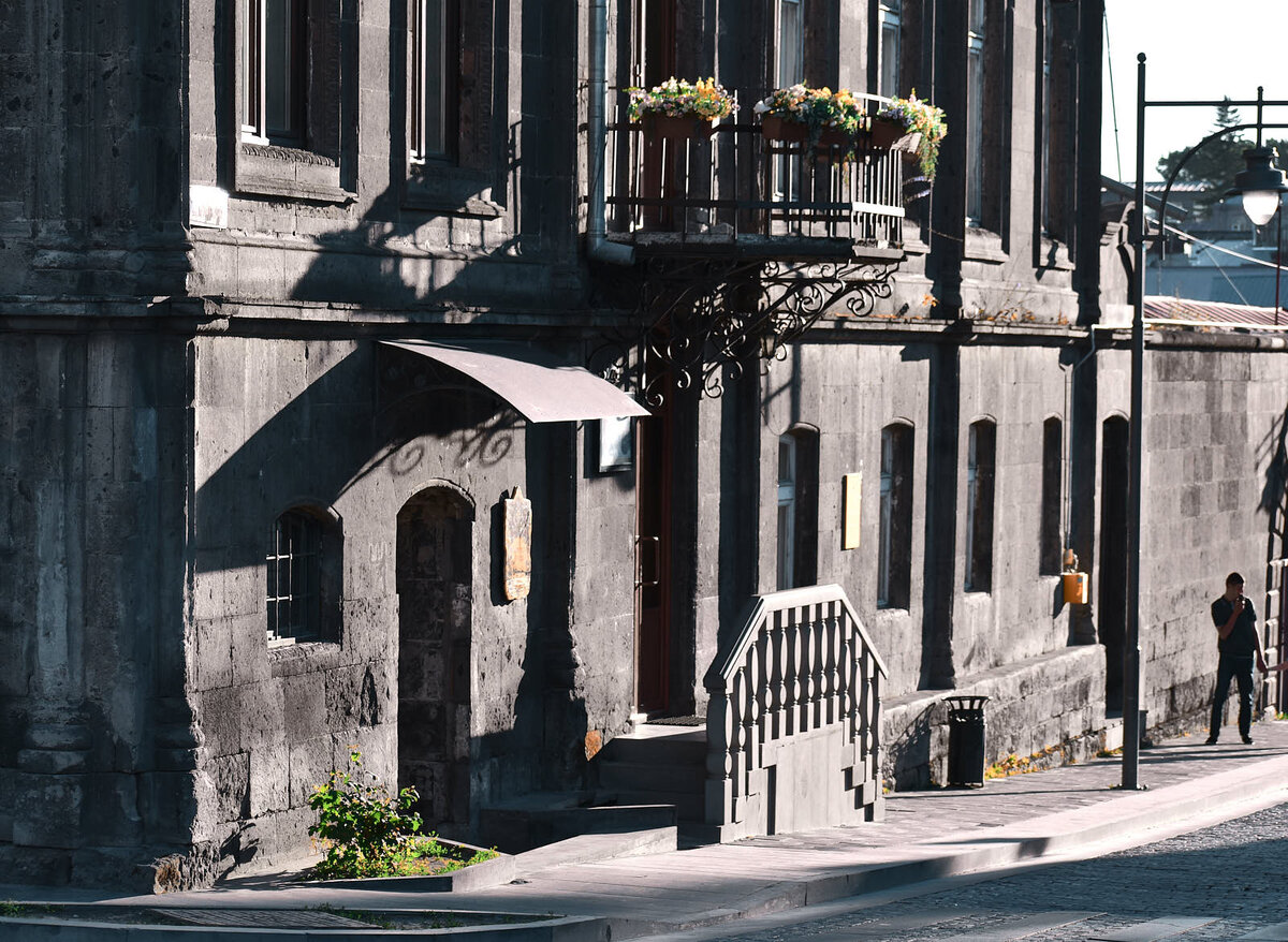 Историческая застройка в Гюмри — это одно- и двухэтажные дома из черного туфа (пористая горная порода). Фото: Vardan Papikyan / Unsplash.com