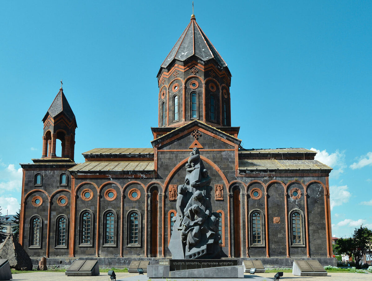 Главная площадь — Вардананц. Ее окружают две церкви, здание администрации и кинотеатр «Октябрь». Фото: Robert Levonyan / Unsplash.com