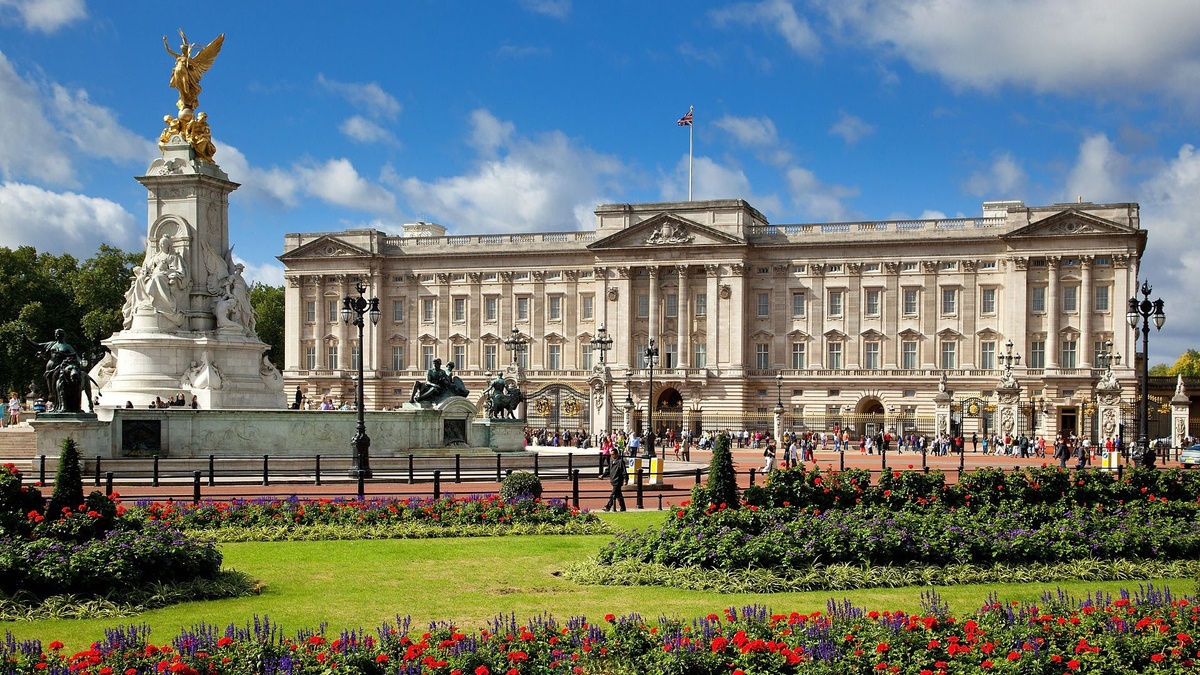 Букингемский дворец. Источник: https://london.zagranitsa.com/place/17372/bukingemskii-dvorets-buckingham-palace