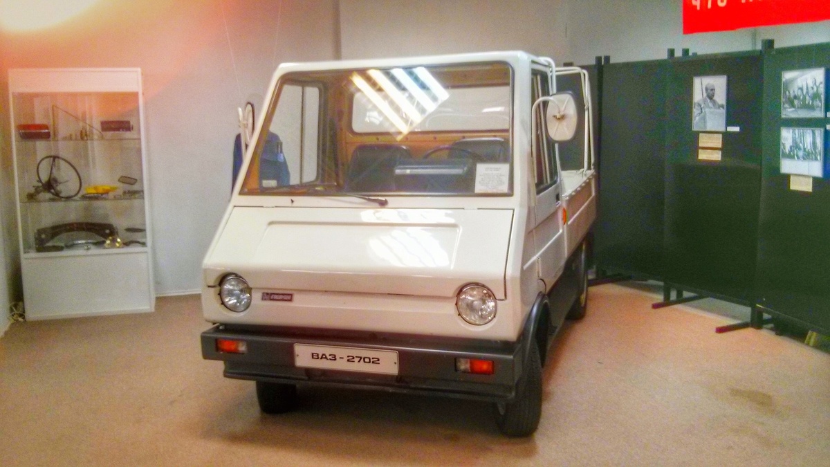 ВАЗ 2702 - прототип (вид спереди)